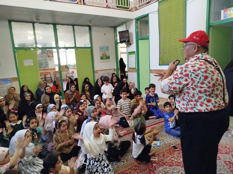 به مناسبت دهه کرامت و روز دختر کودکان قرآنی تشویق شدند